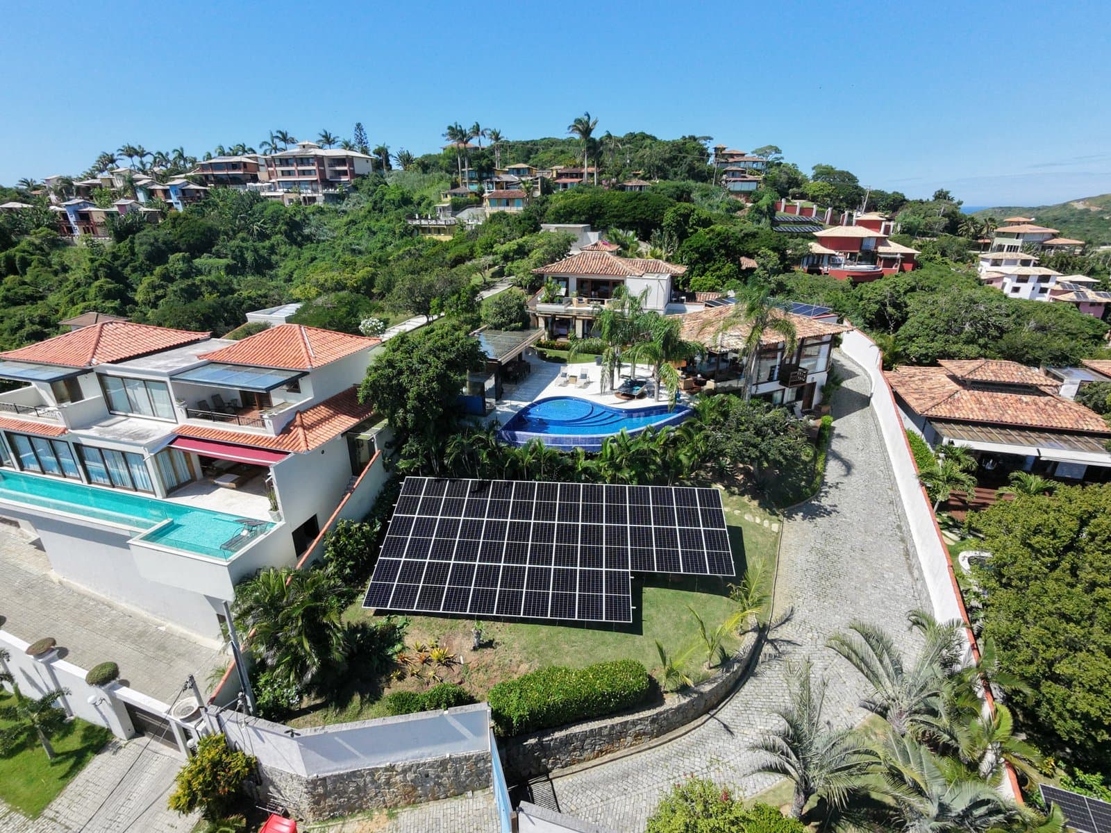 Casa de praia em Armação dos Búzios com painéis solares instalados no jardim e no telhado